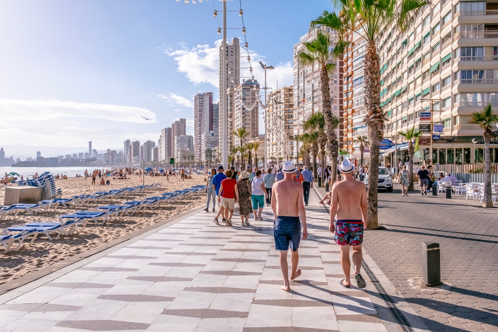 turisti na plazi v spanielskom meste benidorm