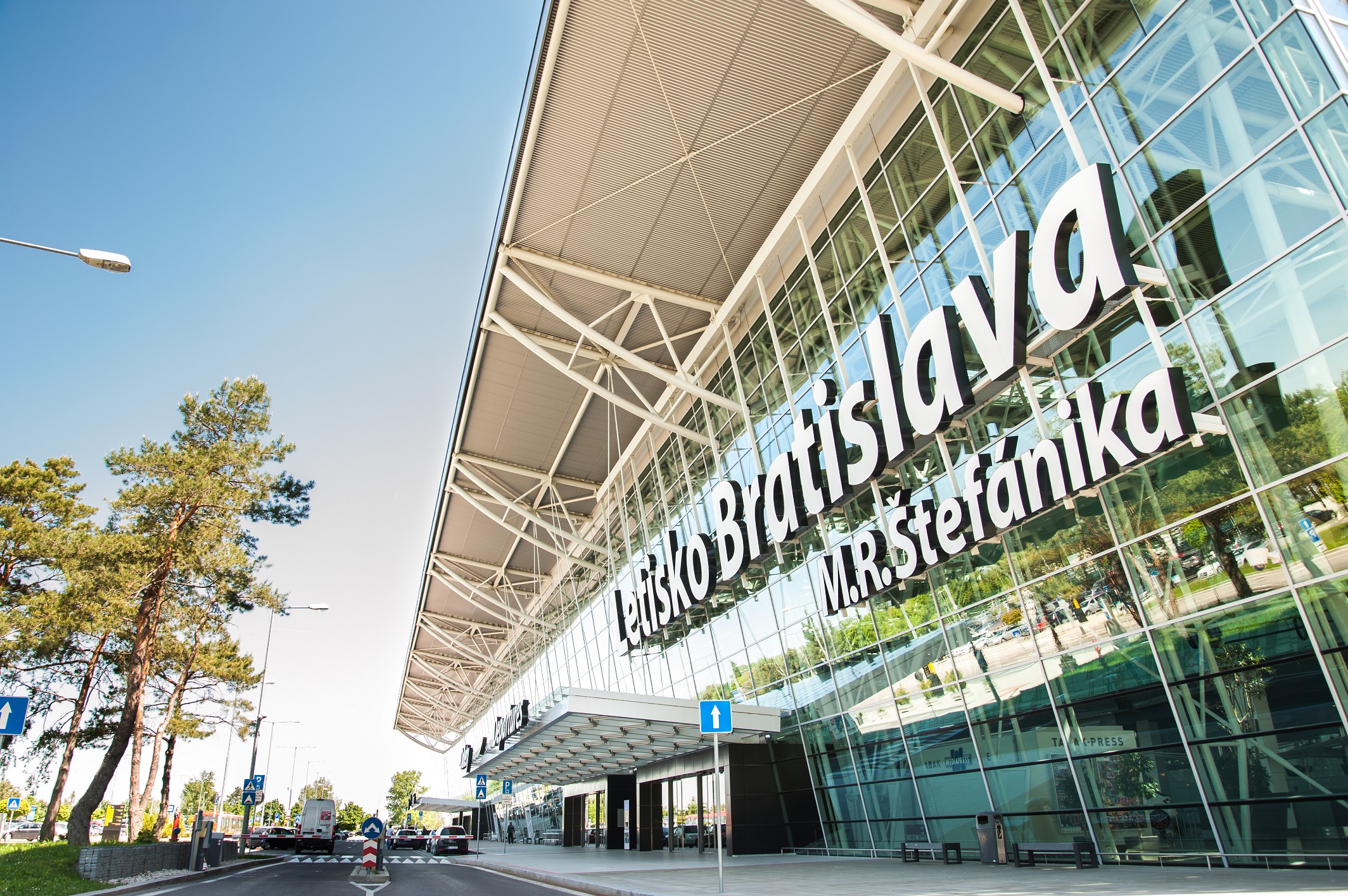 Letisko-Bratislava-1 Bratislava má najviac leteckých liniek v histórii (50+): vyber si a leť od 39€!