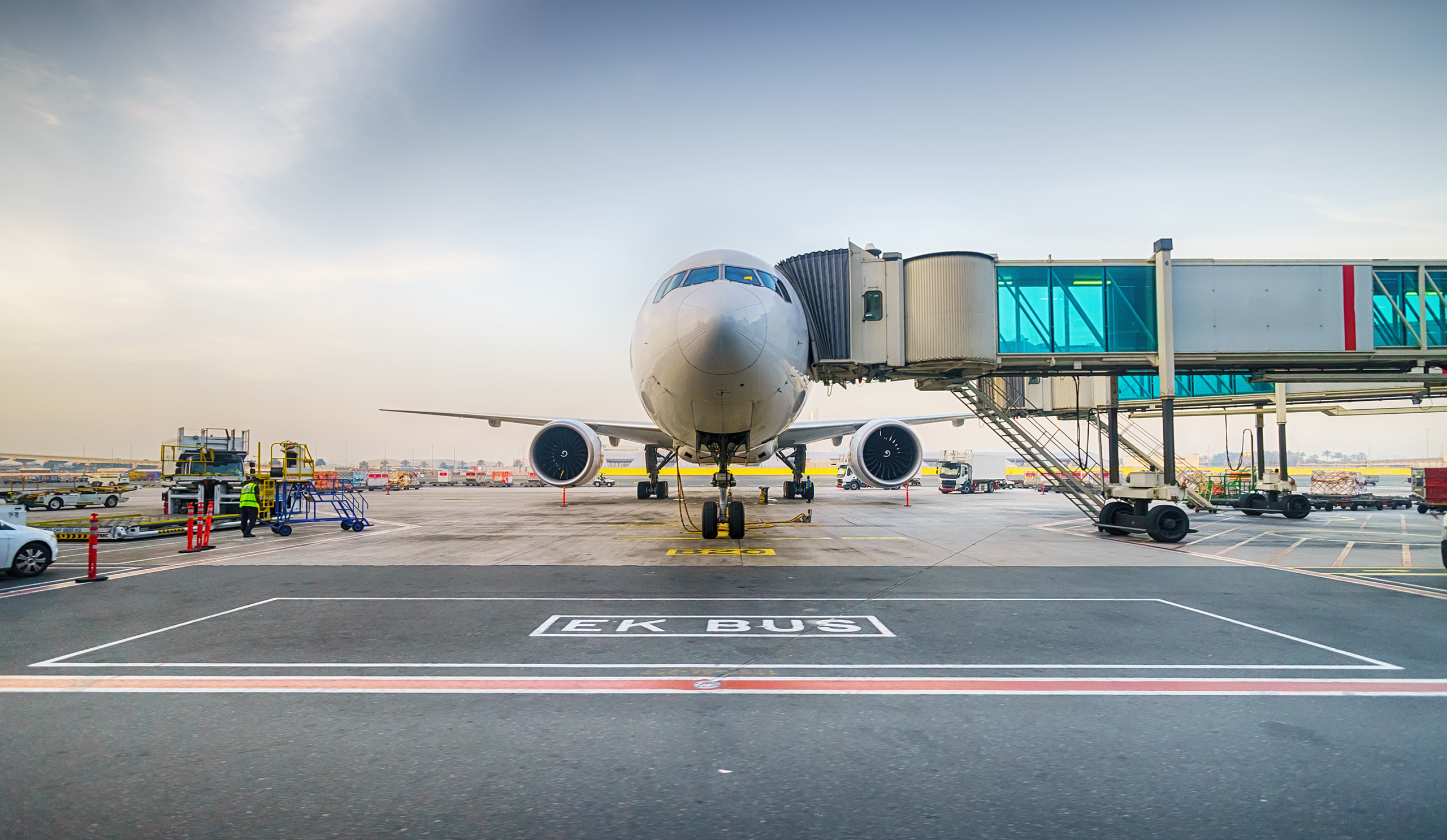 Jet,Aircraft,Docked,In,Dubai,International,Airport Dubaj bude mať letisko s najväčšou kapacitou na svete