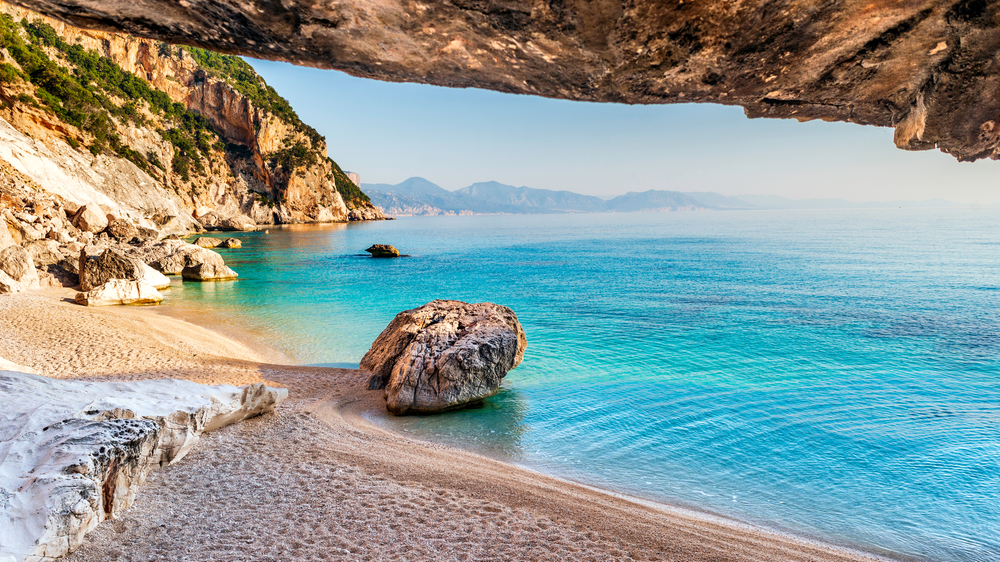 Stunning,Wild,Beach,Of,Cala,Goloritze,,Baunei,,Sardinia,,Italy Toto talianske mesto povoľuje svadby na nuda pláži. Oblečenie je dobrovoľné
