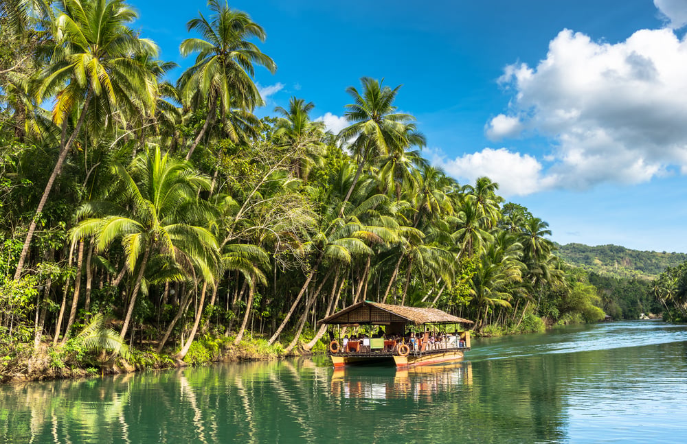 Traditional,Raft,Boat,On,A,Jungle,Green,River,Loboc,At Filipíny: Tisíce ostrovov, krásne pláže a letenky od 439€!