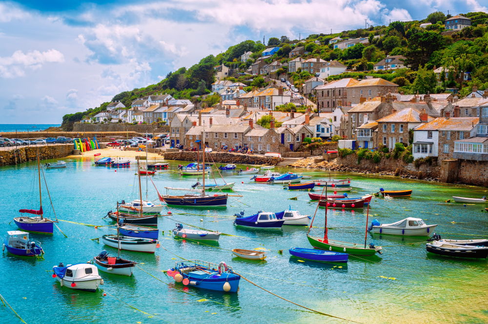 Mousehole,Village,And,Fishing,Port,In,Cornwall,,England,,United,Kingdom. Chcelo by to ešte dovolenku? TOP letné európske destinácie, ktoré si užiješ aj bez horúčav