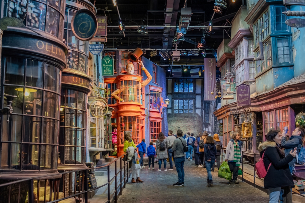 London,,United,Kingdom,-,December,28,,2019:,Harry,Potter,World Kvíz pre fanúšikov Harryho Pottera: poznáš všetky skutočné aj čarovné miesta?