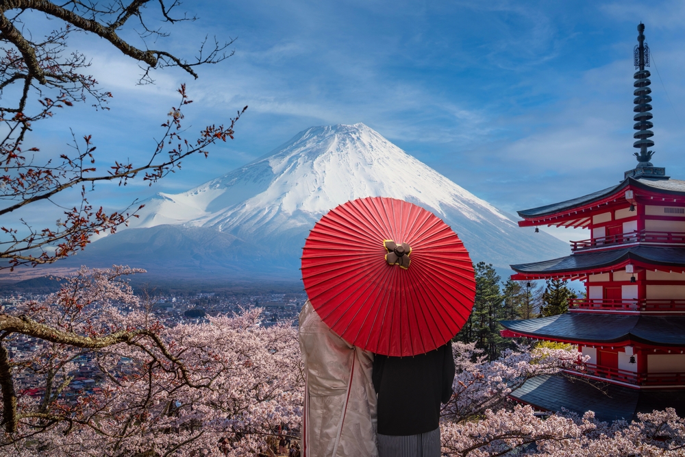 Fujiyoshida,,Red,Tower,And,Cherry,Blossom,Park,With,Mount,Fuji PONUKA DŇA: Last minute Tokio so 40% zľavou! Letenky a hotel so super polohou na 9 dní za 899€