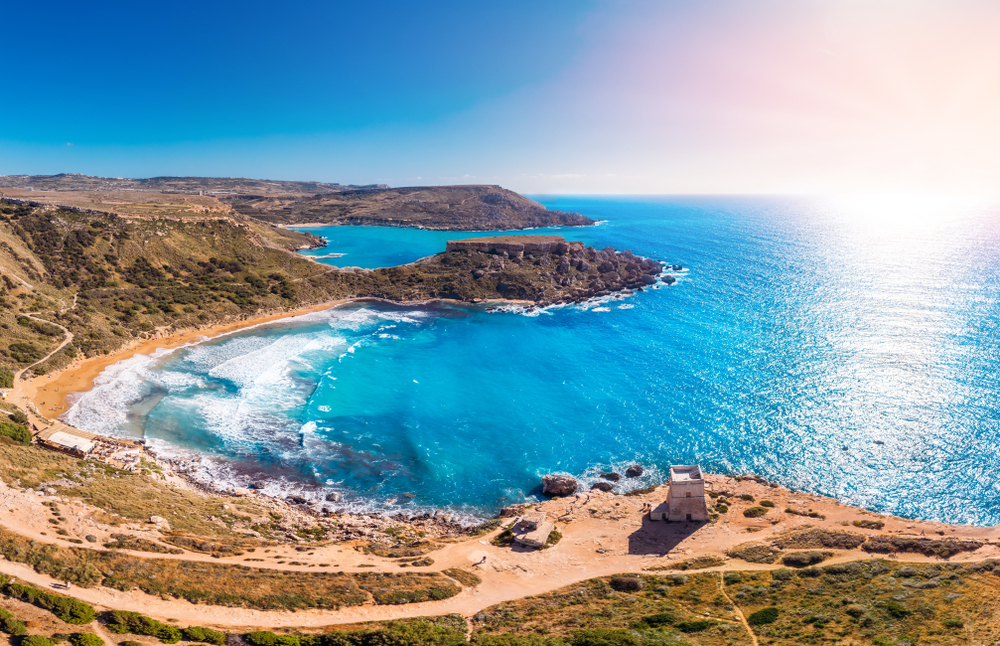 Golden,Bay,Summer,Tourist,Resort,Beach,Azure,Water,Sea,,Malta. PONUKA DŇA: Malta s letenkami, hotelom a sprievodcom od 809€