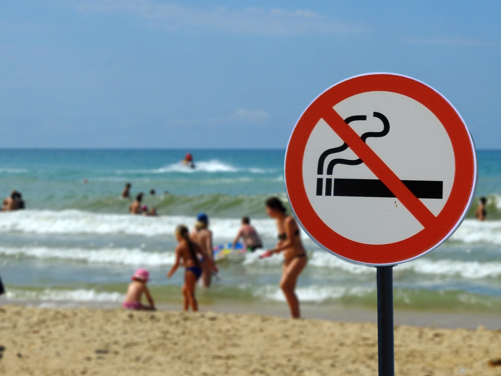 Sign,Smoking,Is,Not,Allowed,On,The,Beach,On,The znacka zakaz fajcenia na plazi