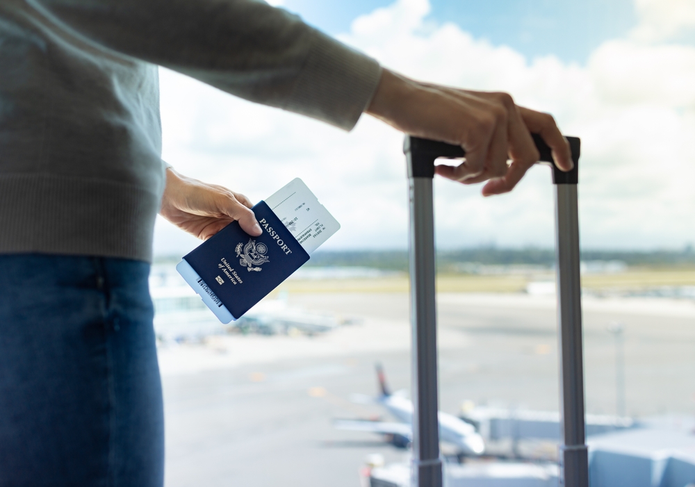 Traveler,At,Airport,,Us,Passport,Holder,Traveling,By,Plane cestujuci na letisku drziaci pas