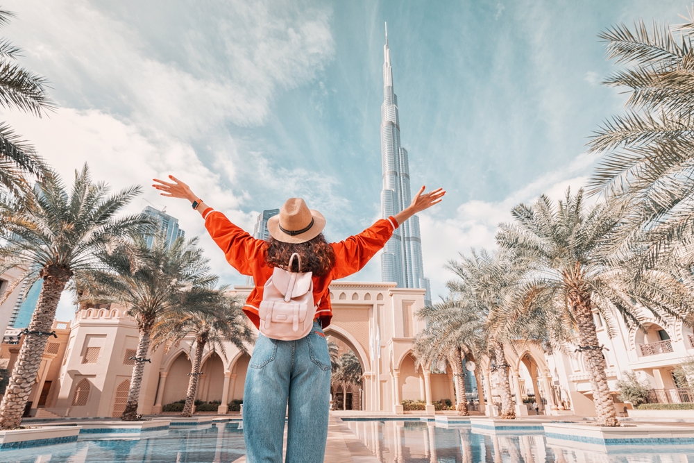 turistka stojaca pred burj khalifa v dubaji