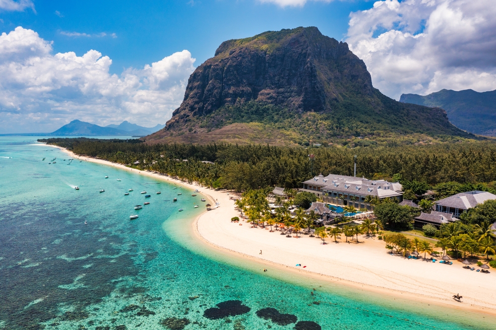 Tropical,Scenery,,Beautiful,Beaches,Of,Mauritius,Island,,Le,Morne,,Popular Last minute Maurícius s Turkish Airlines: leť na krásny ostrov s výborným servisom za 899€!