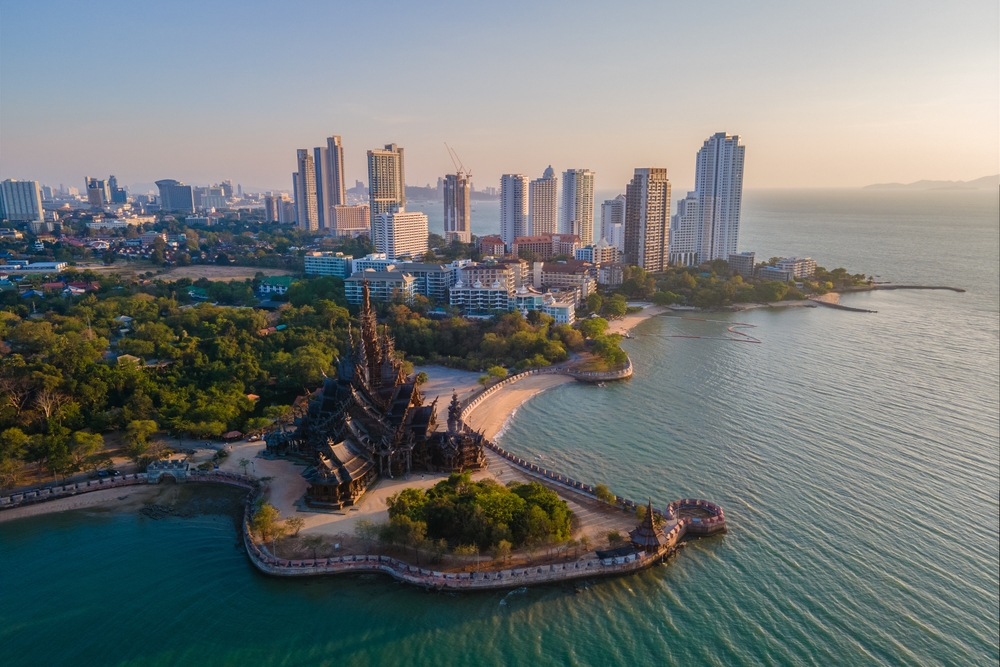 Sanctuary,Of,Truth,,Pattaya,,Thailand,,Wooden,Temple,By,The,Ocean PONUKA DŇA: Thajská Pattaya s letenkami a peckovým 5* hotelom od 989€