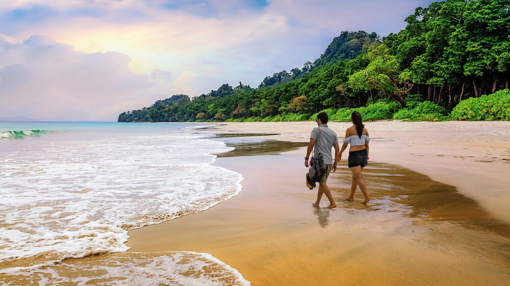 Honeymoon,Couple,Take,A,Walk,At,The,Scenic,Havelock,Islands par na plati na ostrovoch Andamany