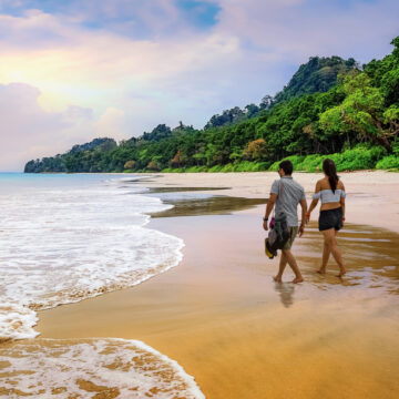 Honeymoon,Couple,Take,A,Walk,At,The,Scenic,Havelock,Islands par na plati na ostrovoch Andamany