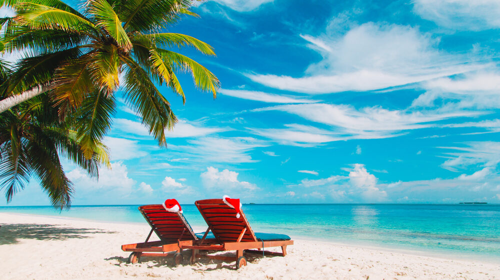 Christmas,On,Beach,-chair,Lounges,With,Santa,Hats,At,Sea Vianoce pri mori: chceš si tento rok namiesto zimy užiť palmy a príjemné teploty? Tipy na destinácie + lacné letenky