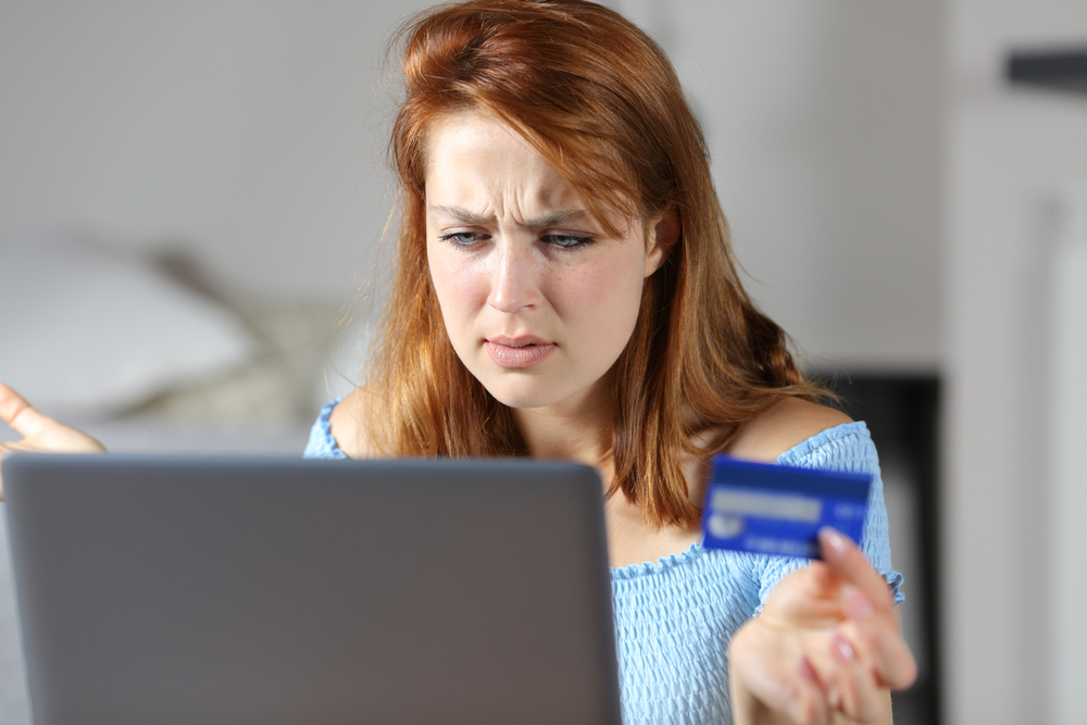 Confused,Woman,Buying,Online,With,Credit,Card,And,Laptop,At Podvody s dovolenkami: dajte si pozor na týchto 5 slovenských „predajcov“ zájazdov