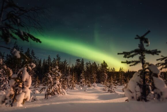 Northern,Lights,Over,Snowy,Forest,Outside,Of,Rovaniemi,,Lapland Z Prahy priamo do dedinky Santa Clausa. Nová linka vás zavedie do srdca fínskeho Laponska