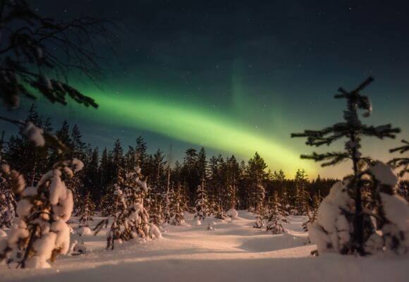 Northern,Lights,Over,Snowy,Forest,Outside,Of,Rovaniemi,,Lapland Z Prahy priamo do dedinky Santa Clausa. Nová linka vás zavedie do srdca fínskeho Laponska