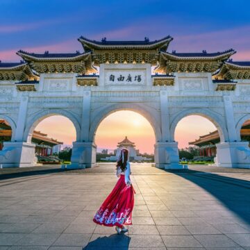 Asian,Woman,In,Chinese,Dress,Traditional,Walking,In,Archway,Of zena na namesti slobody v taiwane
