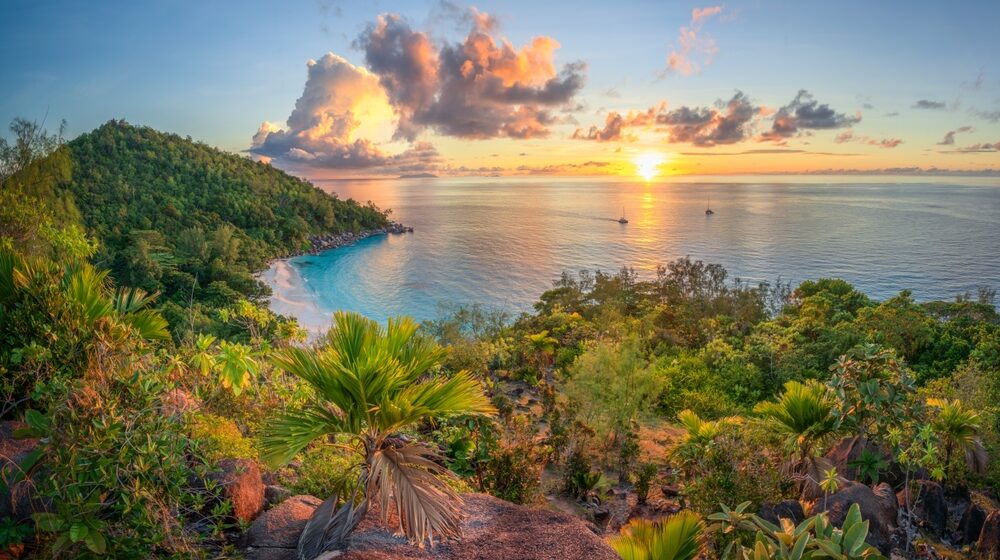 zapad slnka na ostrove praslin, seychely