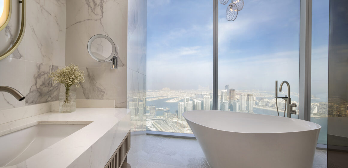 Bathtub- 1 Bedroom Suite High Floor Luxury Bath View Lounge Access - Ciel Dubai Marina, Vignette Collection 377 metrov luxusu: prečo je nový hotel Ciel v Dubaji zážitkom, ktorý nemá konkurenciu