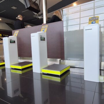 foto2 Na letisku v Bratislave od dnes odbavíte Ryanair batožinu expresne cez kiosk