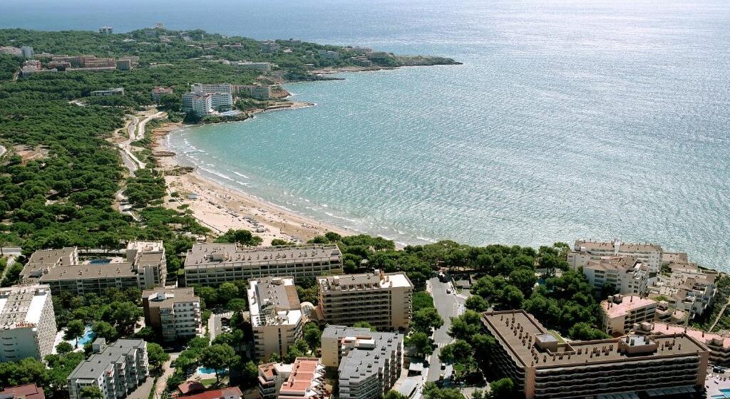 spanielsko playa park plaz Zaži Katalánsko: Španielska Costa Dorada s letenkami, 3* hotelom a polpenziou od 411€
