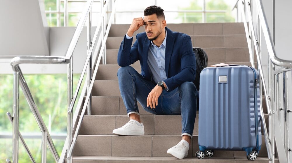 Flight,Cancellation.,Portrait,Of,Upset,Worry,Arab,Man,Sitting,With Môžem letenky stornovať, ak sa rozhodnem, že nepoletím?