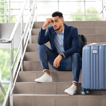Flight,Cancellation.,Portrait,Of,Upset,Worry,Arab,Man,Sitting,With Môžem letenky stornovať, ak sa rozhodnem, že nepoletím?