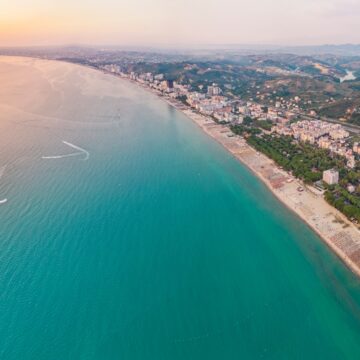Aerial,View,Of,The,Beautiful,Coastline,Of,The,Albanian,Town Albánsko na 3 spôsoby: dovolenka pre náročných, rodiny s deťmi a tých, ktorí chcú ušetriť od 339€