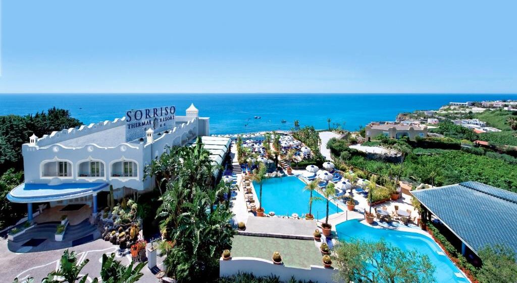 PONUKA DŇA: Ischia s letenkami, 4* hotelom a polpenziou od 569€