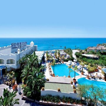 PONUKA DŇA: Ischia s letenkami, 4* hotelom a polpenziou od 569€