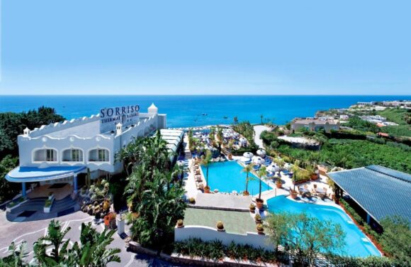 PONUKA DŇA: Ischia s letenkami, 4* hotelom a polpenziou od 569€
