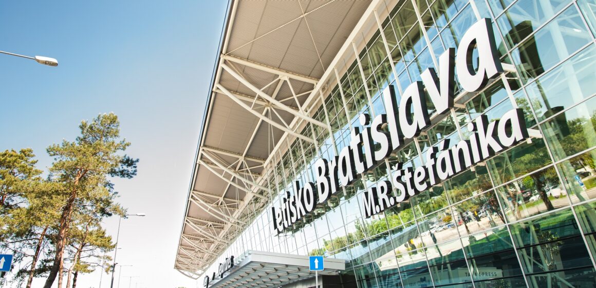 Letisko Bratislava Od júla na Letisku Bratislava pribudlo niekoľko noviniek. Medzi nimi kiosk Bolt taxi či burgre od známeho influencera