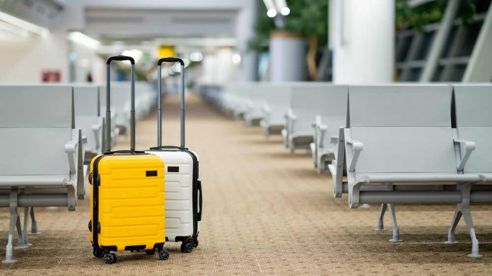 Travel,,Two,Suitcases,In,An,Empty,Airport,Hall,,Traveler,Cases NOVINKA: 200€ za meškajúcu batožinu? Prihoď si na Pelikáne toto poistenie za pár eur