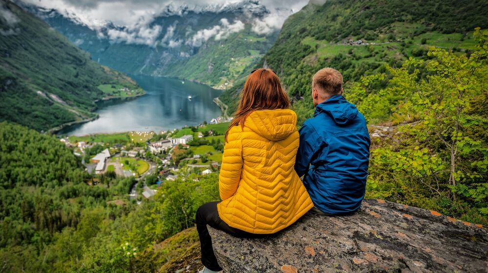 par s krasym vyhladom nad fjordom v norsku