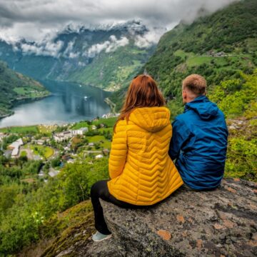 par s krasym vyhladom nad fjordom v norsku