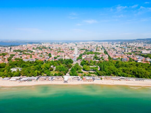 Varna,Main,City,Beach,And,Seaside,Park,Or,Sea,Garden plaz vo varne, v bulharsku