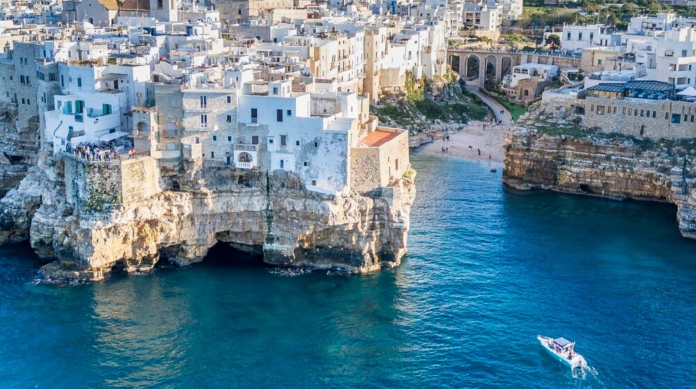 Polignano,A,Mare,Town,Drone,View,In,Italy PONUKA DŇA: Apúlia s letenkami, hotelom a peckovým programom od 1159€