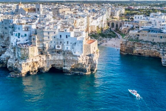 Polignano,A,Mare,Town,Drone,View,In,Italy PONUKA DŇA: Apúlia s letenkami, hotelom a peckovým programom od 1159€