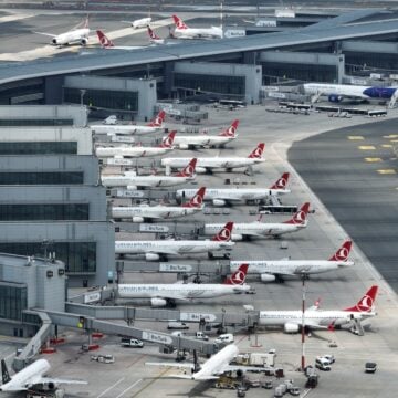 Airplanes,Aerial,Shots.,Aerial,Shots,Of,Airplanes,At,Istanbul,Airport Istanbul predbehol Heathrow. Stal sa najrušnejším letiskom Európy